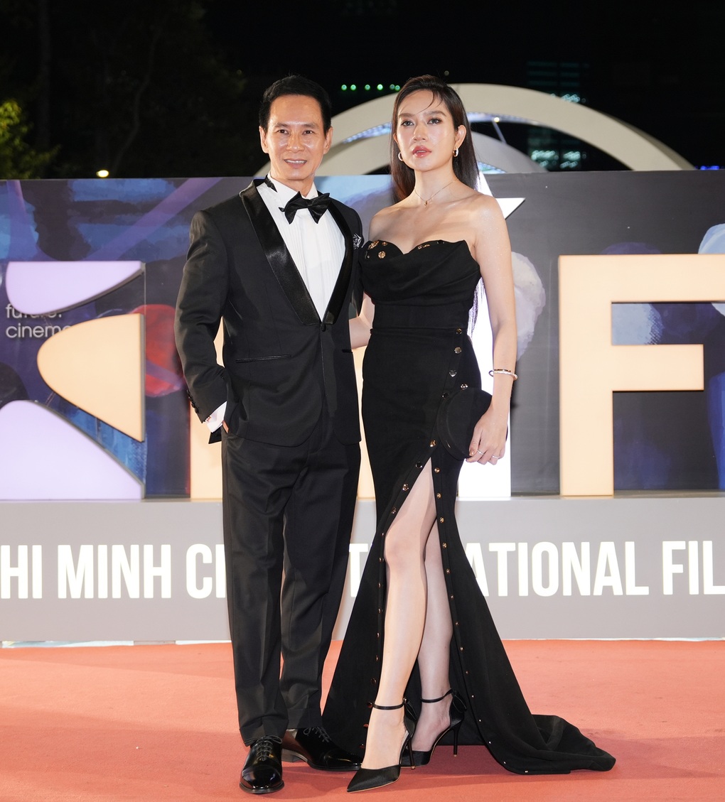 Thùy Tiên, Phương Anh Đào khoe sắc vóc tại thảm đỏ bế mạc LHP Quốc tế TPHCM - 3