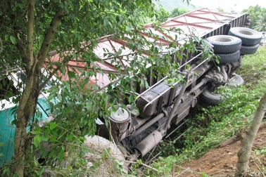 Xe tải lao xuống vực, tài xế thoát chết