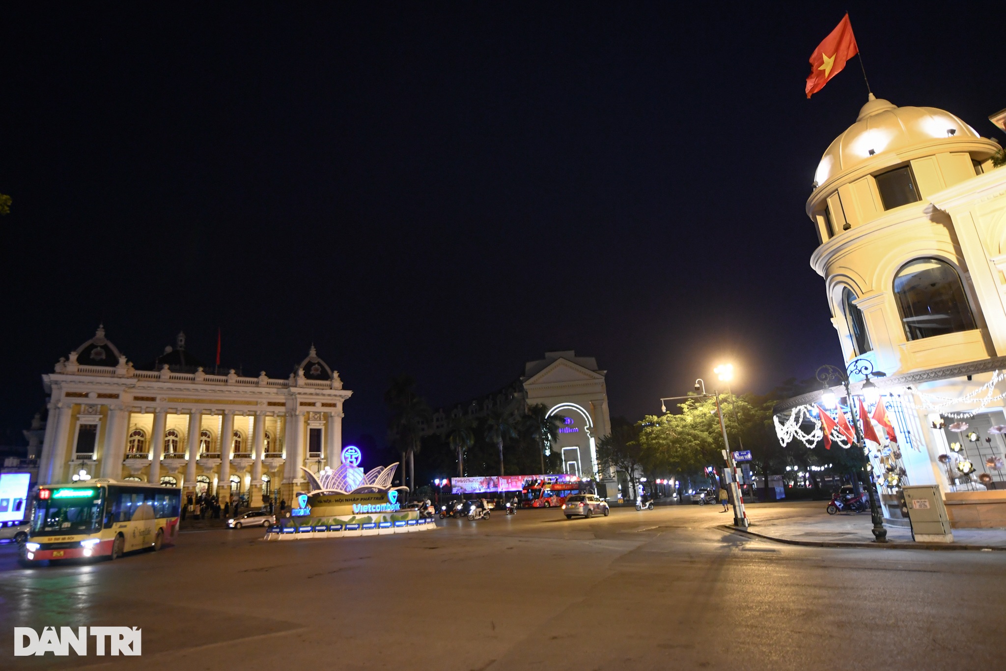 Đường phố Hà Nội vắng vẻ khác lạ đêm giao thừa đón chào năm mới 2022 - 3 Đường phố Hà Nội vắng vẻ khác lạ đêm giao thừa đón chào năm mới 2022 - 3