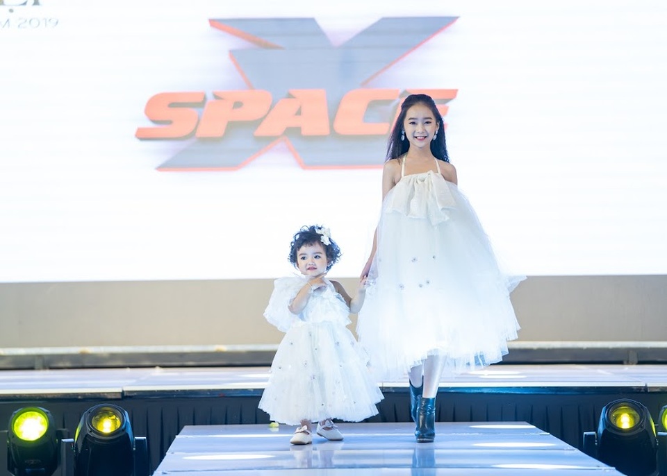 Lịm tim trước màn trình diễn thời trang của mẫu nhí 2 tuổi - 2 Lịm tim trước màn trình diễn thời trang của mẫu nhí 2 tuổi - 2