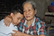 Nước mắt cậu bé lớp 6 mồ côi giữa núi rừng heo hút