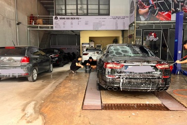 Rửa xe dịp Tết: 200.000 đồng/xe, chủ tiệm nói "không rửa thì thôi"