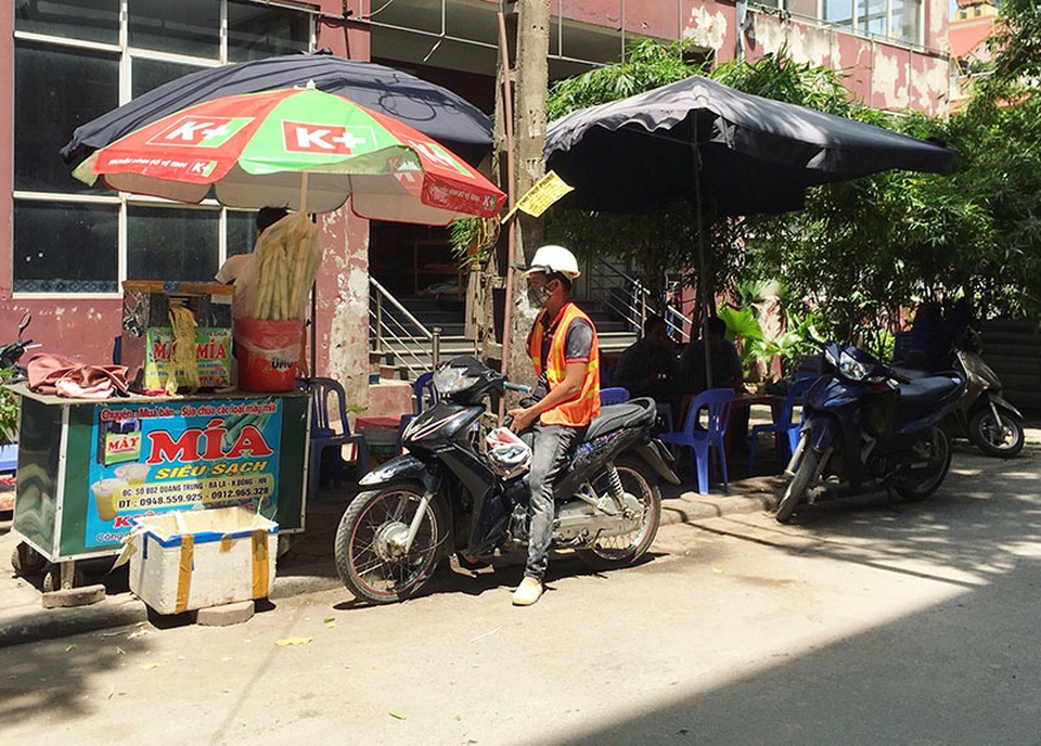 Hà Nội: Hàng nước mía vỉa hè ngày bán 200 lít, mỏi tay đếm tiền - 1