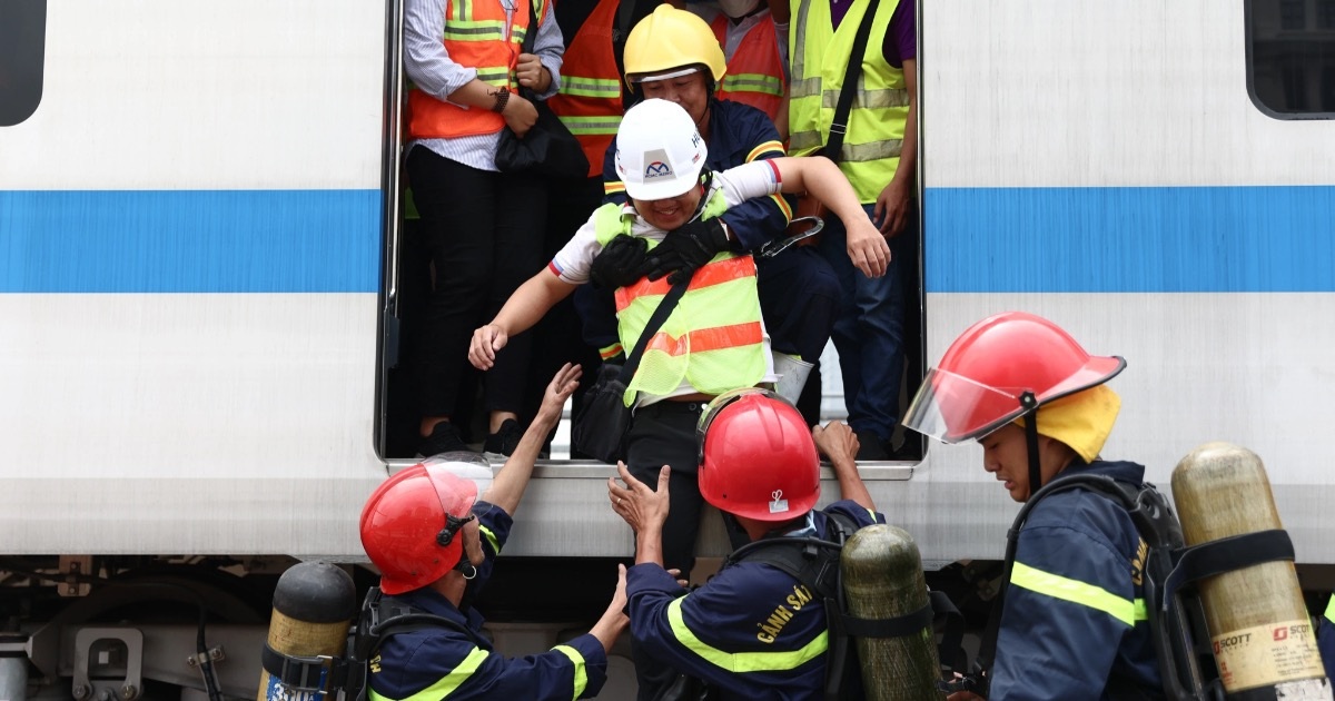 View - Khoảng 1.000 người diễn tập chữa cháy trên tàu metro Bến Thành - Suối Tiên | Báo Dân trí