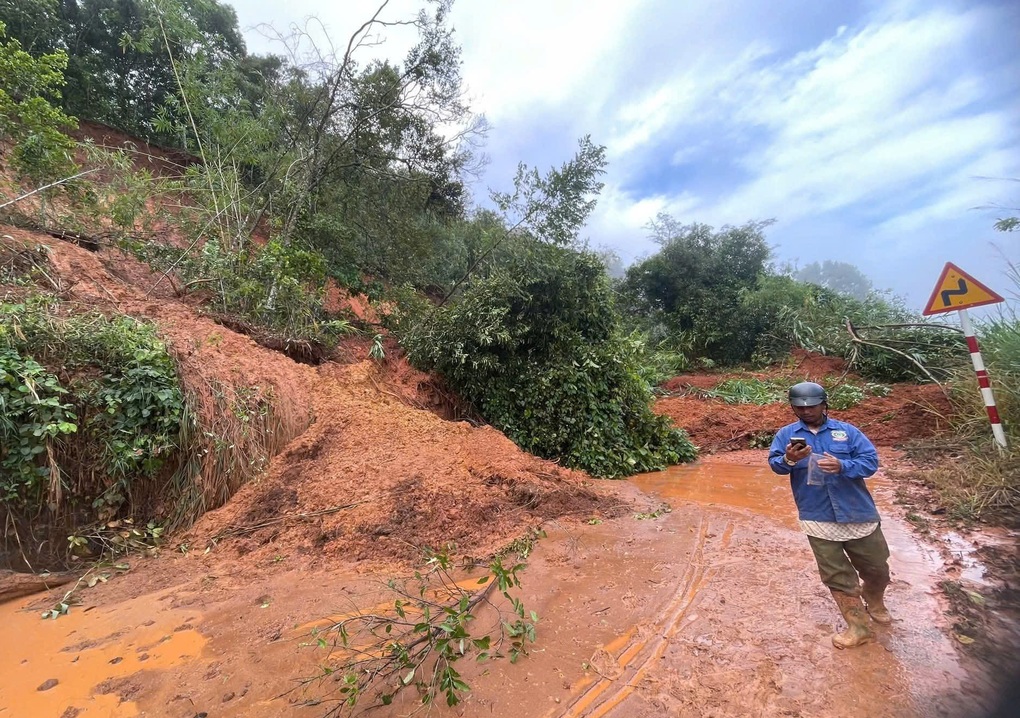 Giải cứu tài xế cùng 20 ô tô bị cô lập do sạt lở đèo Gia Bắc ở Lâm Đồng - 2