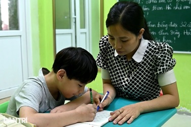Lớp học tập đánh vần, làm toán cho trẻ khiếm thính ở Hà Nội