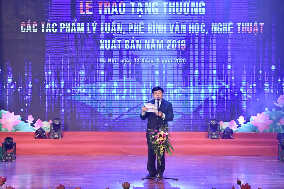 Trao tặng thưởng 15 tác phẩm lý luận, phê bình Văn học Nghệ thuật - 3 Trao tặng thưởng 15 tác phẩm lý luận, phê bình Văn học Nghệ thuật - 3