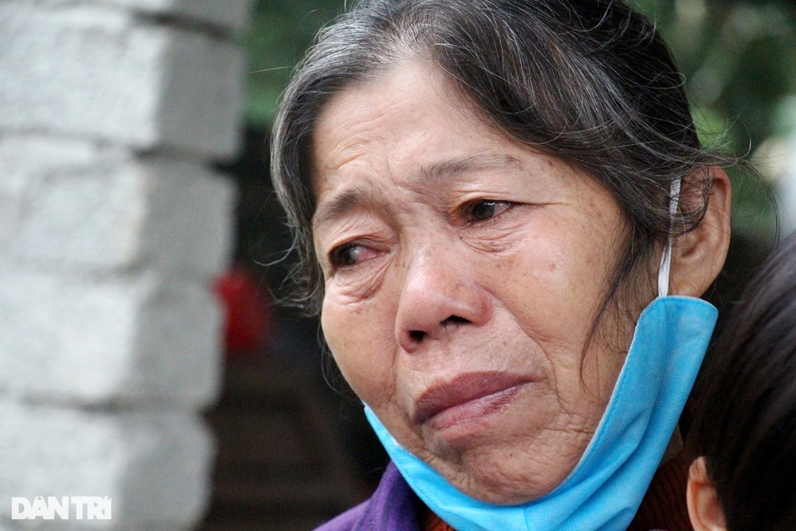 Nhói lòng cảnh bé 5 tuổi chạy tìm cha mẹ trước bàn thờ nghi ngút khói hương - 3 Nhói lòng cảnh bé 5 tuổi chạy tìm cha mẹ trước bàn thờ nghi ngút khói hương - 3
