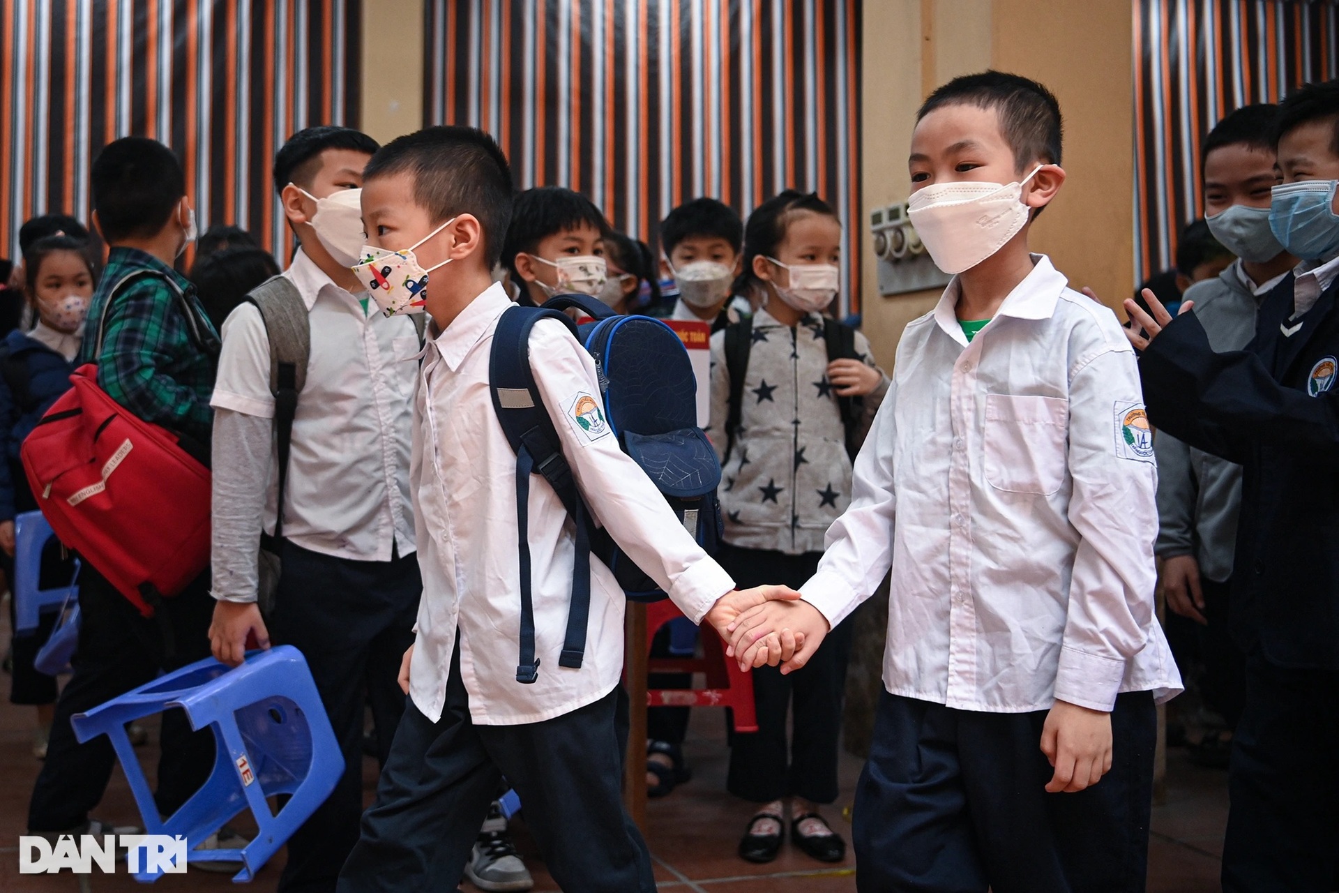 Hà Nội: Học sinh lớp 1-6 vui mừng trong ngày đầu trở lại trường sau dịch - 10