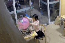 Clip bé gái suýt gặp tai nạn nghiêm trọng vì món đồ chơi phổ biến