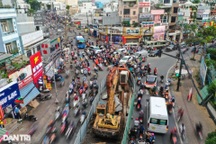 Lô cốt án ngữ giữa đường gây kẹt xe kéo dài ở TP Thủ Đức