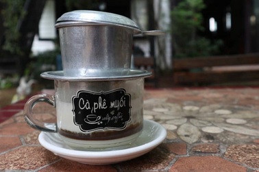 Tranh thủ giãn cách, học cách pha cà phê muối chuẩn vị xứ Huế tại nhà