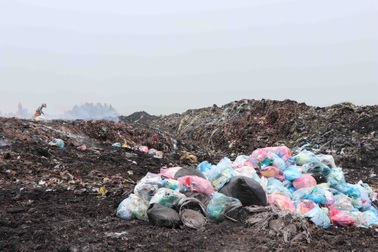 Người dân cả đêm mật phục bắt xe đổ trộm rác thải công nghiệp