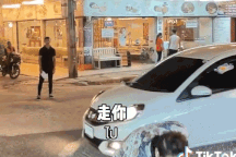 Độc lạ Thái Lan: Rau muống xào tỏi bay vèo sang đường như diễn xiếc