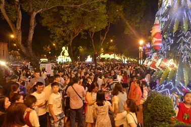 Người dân đổ xô đi chơi Noel sớm, giao thông kẹt cứng