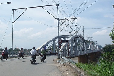 Tàu hỏa đâm hàng loạt xe trên cầu, 2 người tử vong