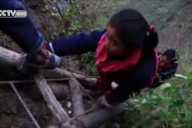 Học sinh Trung Quốc vượt qua vách đá nguy hiểm để đến trường