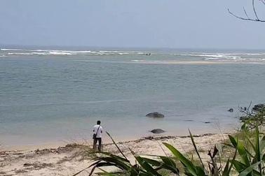 Cửa biển Tư Hiền vẫn ách tắc dù nạo vét vượt quá hàng trăm ngàn khối cát