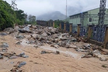 Lũ lớn xô sập nhà điều hành thủy điện, 1 xã bị chia cắt