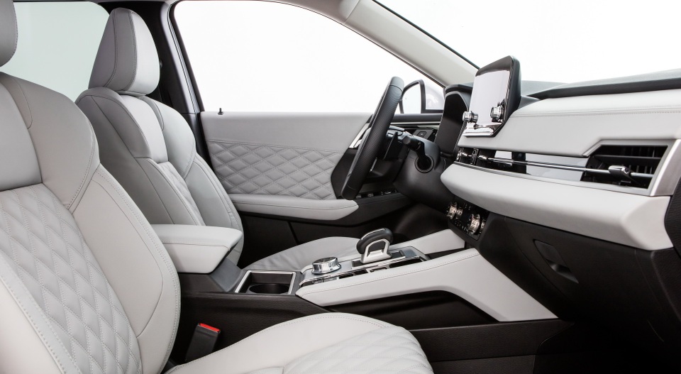 Mitsubishi Outlander 2022 ghi điểm về thiết kế, bị trừ điểm động cơ - 23 Mitsubishi Outlander 2022 ghi điểm về thiết kế, bị trừ điểm động cơ - 23