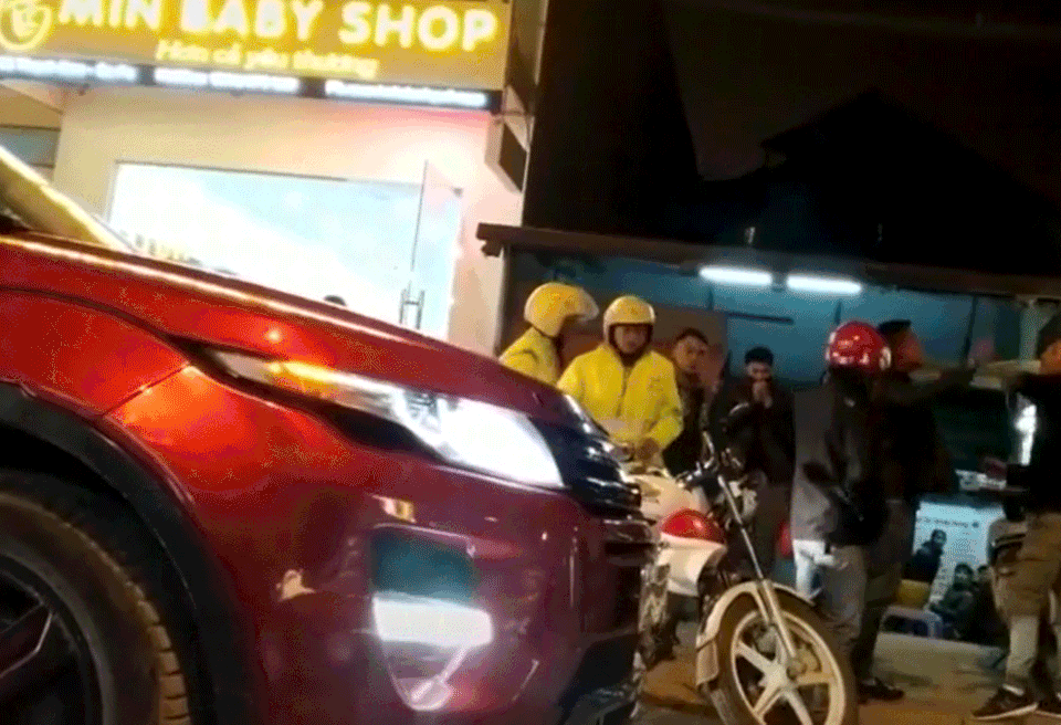 Làm rõ hình ảnh CSGT bỏ đi khi thấy 2 thanh niên gây sự đánh nhau - 1 Làm rõ hình ảnh CSGT bỏ đi khi thấy 2 thanh niên gây sự đánh nhau - 1
