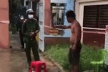 Đấm thẳng mặt Phó Trưởng công an phường vì bị nhắc đeo khẩu trang