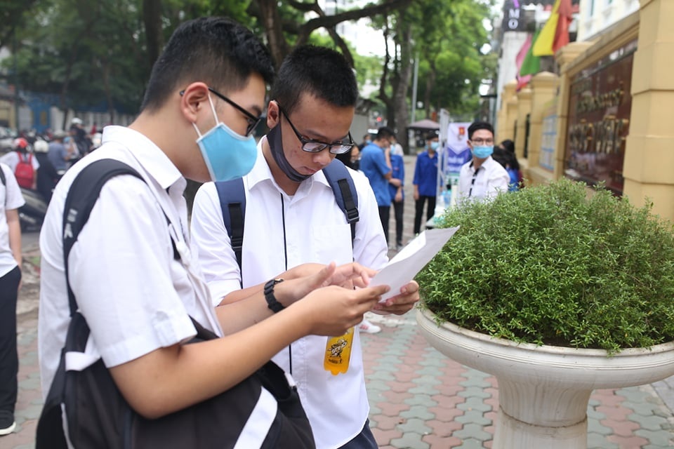 Trước giờ thi Toán, thí sinh hốt hoảng vì quên đồ - 4 Trước giờ thi Toán, thí sinh hốt hoảng vì quên đồ - 4