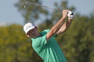 Vượt qua các đối thủ mạnh, Brandt Snedeker dẫn đầu Houston Open