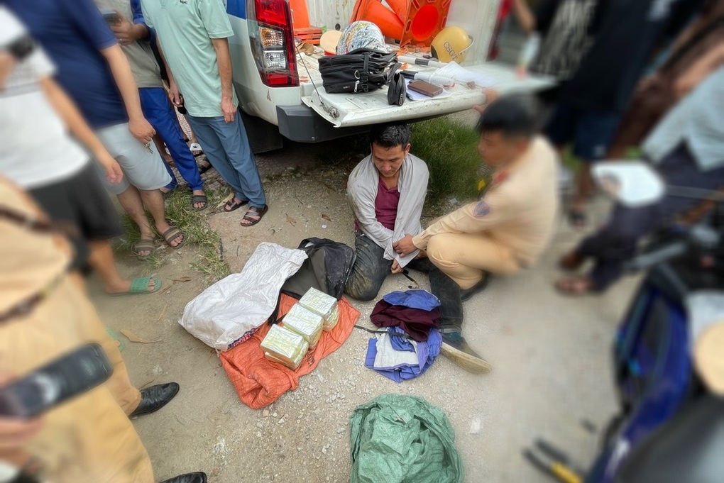CSGT bắt tại trận đối tượng đi xe máy vận chuyển 18 bánh heroin - 1 CSGT bắt tại trận đối tượng đi xe máy vận chuyển 18 bánh heroin - 1
