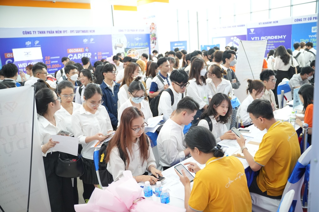 Hàng ngàn việc làm, sinh viên trúng tuyển cùng lúc 6 công ty - 3 Hàng ngàn việc làm, sinh viên trúng tuyển cùng lúc 6 công ty - 3