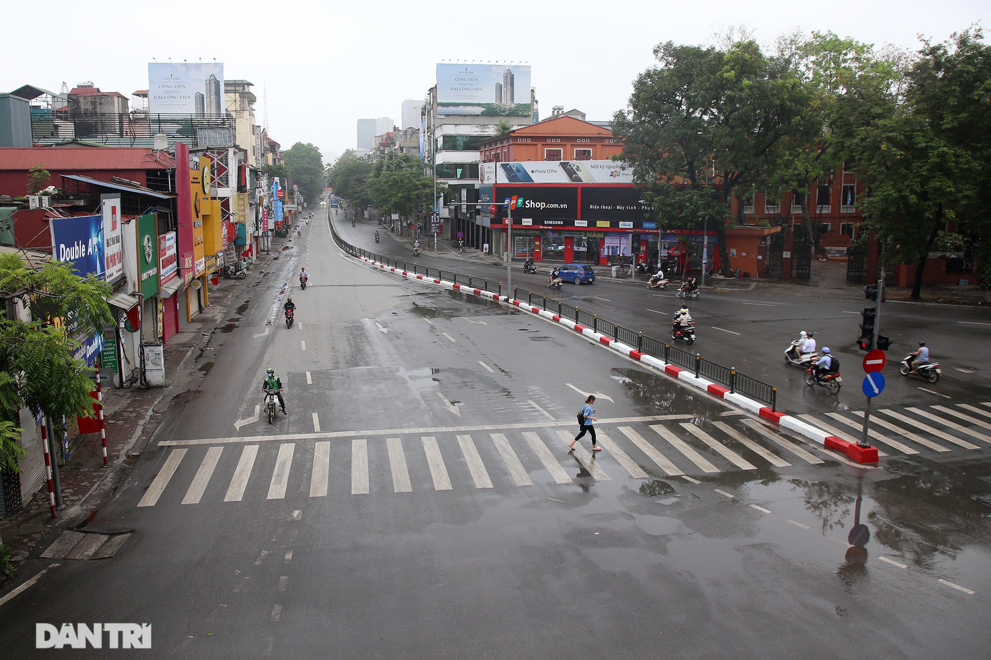 Lo ngại dịch bệnh Covid-19 lây lan, người dân Hà Nội cố thủ trong nhà - 4 Lo ngại dịch bệnh Covid-19 lây lan, người dân Hà Nội cố thủ trong nhà - 4