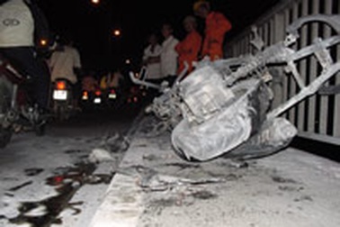 Xe Suzuki tự bốc cháy gây tắc nghẽn cầu Sài Gòn 