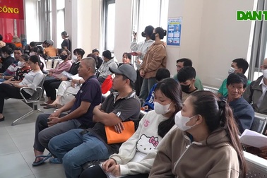 Hàng trăm người đến làm giấy tờ ở xã đông dân nhất TPHCM sau sáp nhập