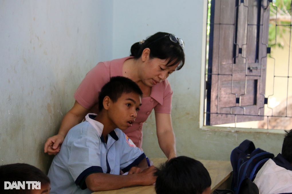 Bữa cơm cà pháo, cá khô nghẹn đắng của 2 anh em mồ côi - 4 Bữa cơm cà pháo, cá khô nghẹn đắng của 2 anh em mồ côi - 4