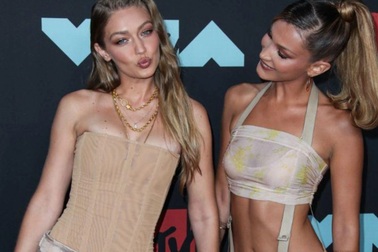 Cặp chị em "quyền lực" Gigi, Bella "sáng" nhất tuần lễ thời trang Milan