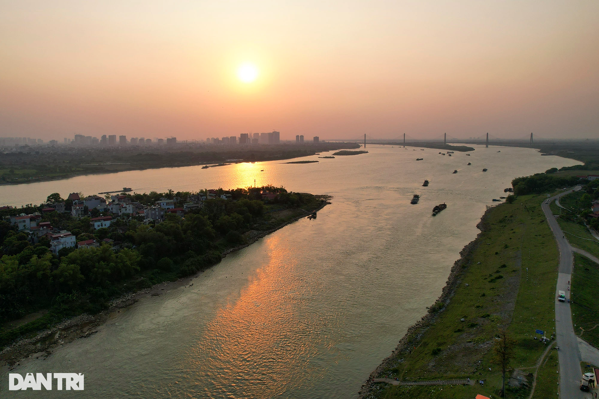 Ngắm những buổi hoàng hôn rực rỡ trên sông Hồng - 10 Ngắm những buổi hoàng hôn rực rỡ trên sông Hồng - 10