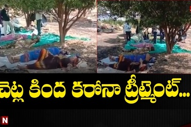 Bệnh nhân nằm dưới tán cây truyền dịch ở Ấn Độ