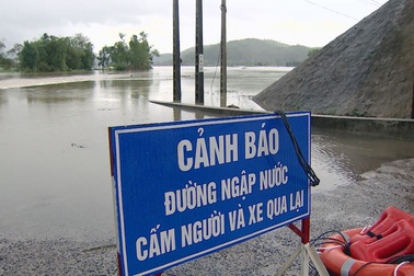 Mưa lớn gây chia cắt quốc lộ 1, ngập cục bộ nhiều địa phương