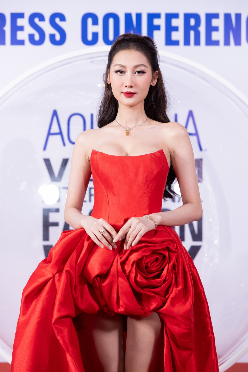 Hoa hậu Quế Anh diện đầm gợi cảm, nổi bật trên thảm đỏ - 1 Hoa hậu Quế Anh diện đầm gợi cảm, nổi bật trên thảm đỏ - 1