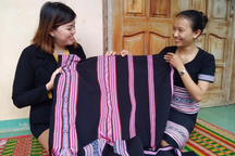 Phát triển nghề dệt thổ cẩm làng Teng