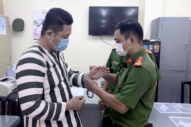 Triệt phá đường dây sản xuất găng tay y tế giả tới... hàng chục tấn