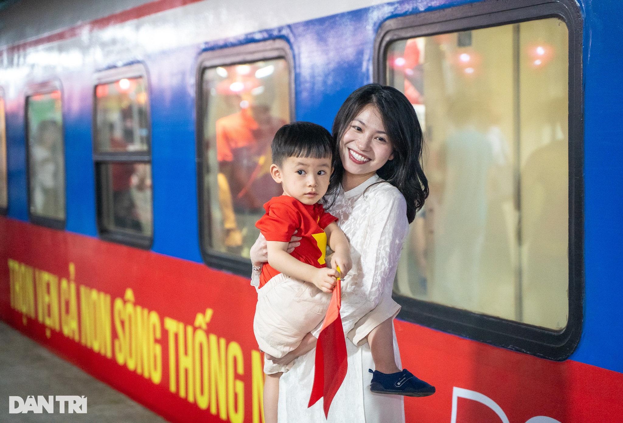 Đoàn tàu Thống nhất 50 năm non sông nối liền một dải rời ga Hà Nội - 6 Đoàn tàu Thống nhất 50 năm non sông nối liền một dải rời ga Hà Nội - 6