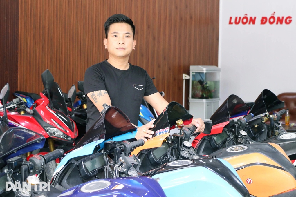 Đi mua xe máy, người đàn ông vứt người yêu lại rồi lái xe bỏ đi - 2 Đi mua xe máy, người đàn ông vứt người yêu lại rồi lái xe bỏ đi - 2