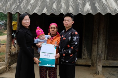 Trao gần 165 triệu đồng đến gia đình bé 5 tháng tuổi bệnh tật, mồ côi mẹ