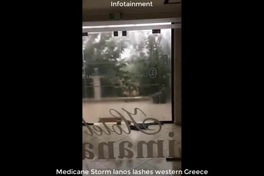 Toàn bộ bãi biển trên đảo bị bão lớn cuốn trôi