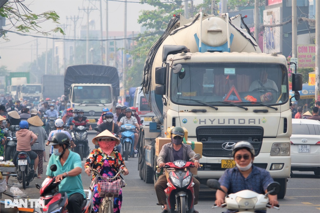 TPHCM khởi công mở rộng quốc lộ 50, người dân mong thoát cảnh kẹt xe - 3 TPHCM khởi công mở rộng quốc lộ 50, người dân mong thoát cảnh kẹt xe - 3