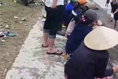 Hàng chục thanh niên liều mạng bắt cá dưới chân cửa xả lũ