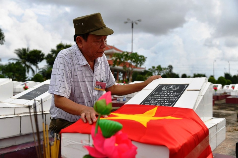 50 năm mới tìm thấy con, Mẹ Việt Nam anh hùng ôm mộ con khóc! - 3 50 năm mới tìm thấy con, Mẹ Việt Nam anh hùng ôm mộ con khóc! - 3