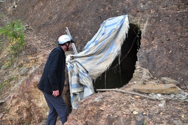 Mục sở thị đường hầm nghi đào để tìm vàng của Bí thư huyện