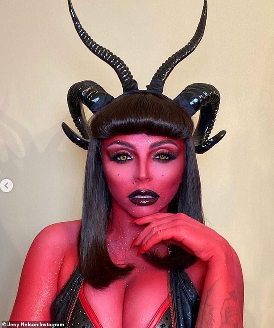 Paris Hilton khoe chân dài đi chơi Halloween - 10 Paris Hilton khoe chân dài đi chơi Halloween - 10